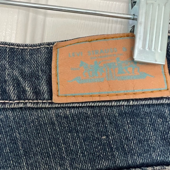 Levi’s 515 Knee Length Shorts Size 4 Women's Medium Wash Mide Rise - Picture 4 of 10